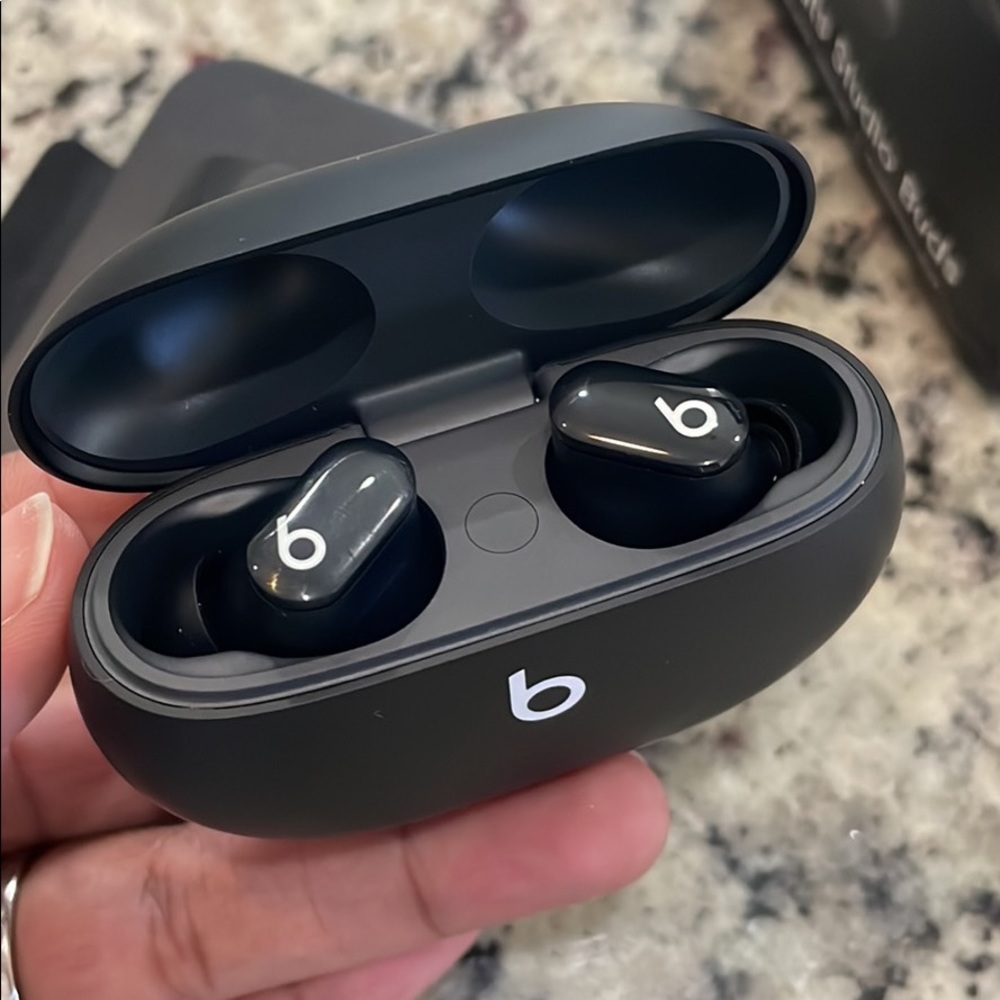 Like New Beats Studio Buds